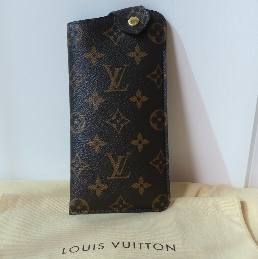 Authentic Louis Vuitton Sunglass Case MM - Picture 1 of 8